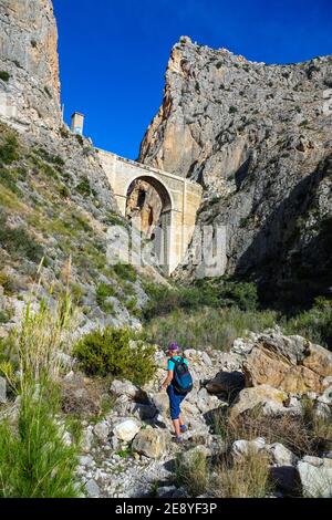 La gorge rocheuse profonde de Mascarat avec ses trois ponts, , près de Calpe, Bendorm, Costa Blanca, Espagne Banque D'Images