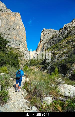 La gorge rocheuse profonde de Mascarat avec ses trois ponts, , près de Calpe, Bendorm, Costa Blanca, Espagne Banque D'Images