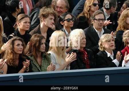 Mlle Agnes, Claudia Schiffer avec sa mère Gudrun Schiffer et Marianne Faithfull assistent à la présentation de la collection prêt-à-porter Printemps-été 2008 de Chanel, qui s'est tenue au Grand Palais à Paris, en France, le 5 octobre 2007. Photo de Khayat-Nebinger-Orban-Taamallah/ABACAPRESS.COM Banque D'Images