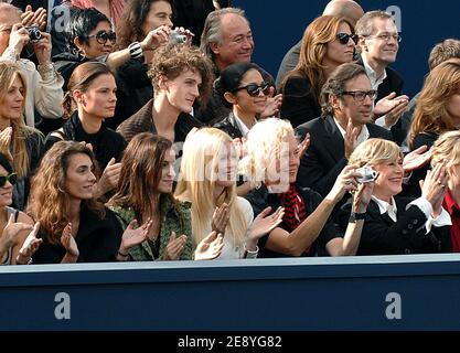 Mlle Agnes, Claudia Schiffer avec sa mère Gudrun Schiffer et Marianne Faithfull assistent à la présentation de la collection prêt-à-porter Printemps-été 2008 de Chanel, qui s'est tenue au Grand Palais à Paris, en France, le 5 octobre 2007. Photo de Khayat-Nebinger-Orban-Taamallah/ABACAPRESS.COM Banque D'Images