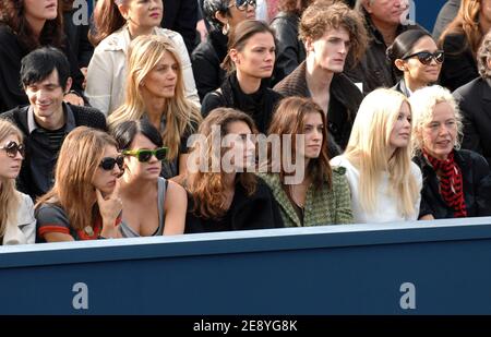 La chanteuse Lily Allen, Mlle Agnes, Claudia Schiffer et sa mère Gudrun Schiffer assistent à la présentation de la collection Printemps-été 2008 prêt-à-porter de Chanel qui s'est tenue au Grand Palais à Paris, en France, le 5 octobre 2007. Photo de Khayat-Nebinger-Orban-Taamallah/ABACAPRESS.COM Banque D'Images