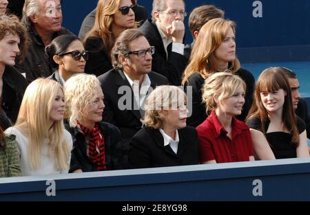 Claudia Schiffer et sa mère Gudrun Schiffer, Marianne Faithfull, Kirsten Dunst et Alison Mosshart assistent à la présentation de la collection prêt-à-porter Printemps-été 2008 de Chanel qui s'est tenue au Grand Palais à Paris, en France, le 5 octobre 2007. Photo de Khayat-Nebinger-Orban-Taamallah/ABACAPRESS.COM Banque D'Images