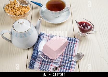 Thé avec gelée maison faite d'Aquafaba et de baies. Banque D'Images