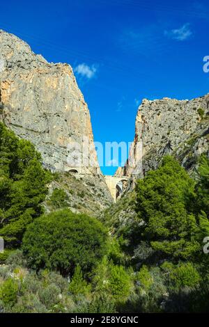 La gorge rocheuse profonde de Mascarat avec ses trois ponts, , près de Calpe, Bendorm, Costa Blanca, Espagne Banque D'Images