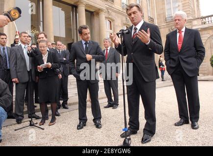 Le président ukrainien Viktor Iouchtchenko s'entretient avec les médias avec le président Nicolas Sarkozy et l'ancien président américain Bill Clinton, au Palais présidentiel de l'Elysée, à Paris, en France, le 5 octobre 2007. Photo de Christophe Guibbbaud/ABACAPRESS.COM Banque D'Images