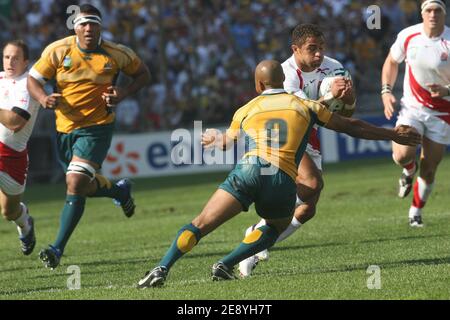 George Gregan, de l'Australie, s'attaque à Jason Robinson, de l'Angleterre, lors de la coupe du monde de rugby 2007 de l'IRB, match quart de finale Australie contre Angleterre au stade de vélodrome de Marseille, Bouches-du-Rhône, Fance, le 6 octobre 2007. Photo de Medhi Taamallah/Cameleon/ABACAPRESS.COM Banque D'Images