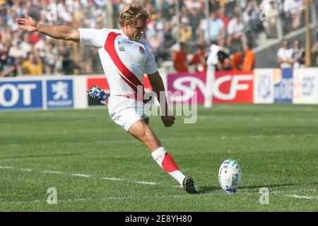 Jonny Wilkinson, la moitié aérienne de l'Angleterre, donne un coup de pied de pénalité lors de la coupe du monde de rugby 2007 de l'IRB, quart de finale du match Australie contre l'Angleterre au stade Velodrome de Marseille, Bouches-du-Rhône, Fance, le 6 octobre 2007. L'Angleterre a gagné 12-10. Photo de Medhi Taamallah/Cameleon/ABACAPRESS.COM Banque D'Images