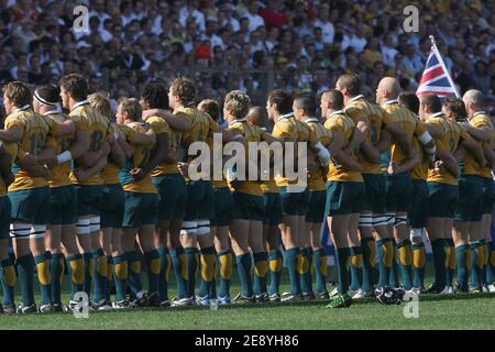 Les joueurs australiens s'alignent sur les hymnes nationaux avant la coupe du monde de rugby 2007 de l'IRB, quart de finale match Australie contre Angleterre au stade vélodrome de Marseille, Bouches-du-Rhône, Fance, le 6 octobre 2007. Photo de Medhi Taamallah/Cameleon/ABACAPRESS.COM Banque D'Images