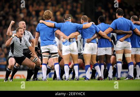 Les joueurs néo-zélandais se rapprochent de l'équipe française lors de la Haka à la coupe du monde de rugby 2007 de l'IRB, quart de finale du match France contre Nouvelle-Zélande au Millennium Stadium de Cardiff, Royaume-Uni, le 6 octobre 2007. Photo de Gouhier-Morton/Cameleon/ABACAPRESS.COM Banque D'Images