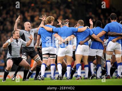 Les joueurs néo-zélandais se rapprochent de l'équipe française lors de la Haka à la coupe du monde de rugby 2007 de l'IRB, quart de finale du match France contre Nouvelle-Zélande au Millennium Stadium de Cardiff, Royaume-Uni, le 6 octobre 2007. Photo de Gouhier-Morton/Cameleon/ABACAPRESS.COM Banque D'Images