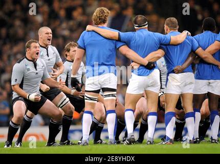 Les joueurs néo-zélandais se rapprochent de l'équipe française lors de la Haka à la coupe du monde de rugby 2007 de l'IRB, quart de finale du match France contre Nouvelle-Zélande au Millennium Stadium de Cardiff, Royaume-Uni, le 6 octobre 2007. Photo de Gouhier-Morton/Cameleon/ABACAPRESS.COM Banque D'Images