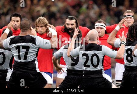 L'équipe de France affronte le Haka de Nouvelle-Zélande lors de la coupe du monde de rugby IRB 2007, quart de finale du match France contre Nouvelle-Zélande au Millennium Stadium de Cardiff, Royaume-Uni, le 6 octobre 2007. La France a gagné 20-18. Photo de Gouhier-Morton/Cameleon/ABACAPRESS.COM Banque D'Images