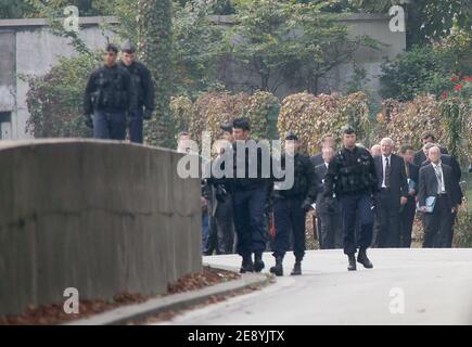 Le juge Scott Baker de la haute Cour et les jurés impliqués dans l'enquête de la princesse Diana au tunnel du Pont de l'Alma à Paris, France, le 8 octobre 2007. Les 11 jurés, qui ont commencé à entendre des témoignages sur la mort de Diana et de son amant Dodi Al Fayed à Londres la semaine dernière, sont sur le point de visiter l'hôtel Ritz pour voir où le couple a dîné le soir de leur décès, Et le tunnel du pont de l'Alma pour voir l'endroit où la Mercedes dans laquelle le couple voyageait s'est écrasé il y a 10 ans. Photo de Mousse/ABACAPRESS.COM Banque D'Images