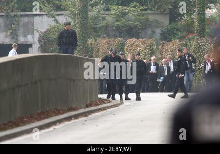 Le juge Scott Baker de la haute Cour et les jurés impliqués dans l'enquête de la princesse Diana au tunnel du Pont de l'Alma à Paris, France, le 8 octobre 2007. Les 11 jurés, qui ont commencé à entendre des témoignages sur la mort de Diana et de son amant Dodi Al Fayed à Londres la semaine dernière, sont sur le point de visiter l'hôtel Ritz pour voir où le couple a dîné le soir de leur décès, Et le tunnel du pont de l'Alma pour voir l'endroit où la Mercedes dans laquelle le couple voyageait s'est écrasé il y a 10 ans. Photo de Mousse/ABACAPRESS.COM Banque D'Images