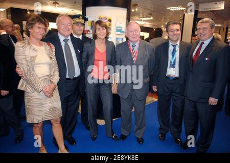 La ministre de la Culture, Christine Albanel, visite le 23e MIPCOM 2007 (marché international du film et des programmes pour la télévision, la vidéo, le câble et le satellite) à Cannes, en France, le 8 octobre 2007. Photo de Giancarlo Gorassini/ABACAPRESS.COM Banque D'Images