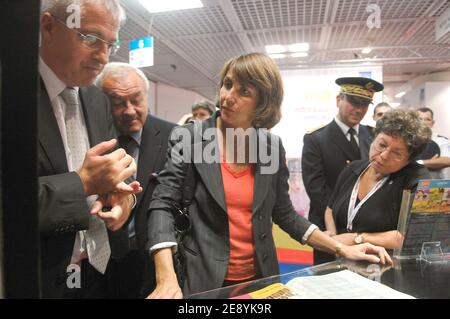 La ministre de la Culture, Christine Albanel, visite le 23e MIPCOM 2007 (marché international du film et des programmes pour la télévision, la vidéo, le câble et le satellite) à Cannes, en France, le 8 octobre 2007. Photo de Giancarlo Gorassini/ABACAPRESS.COM Banque D'Images