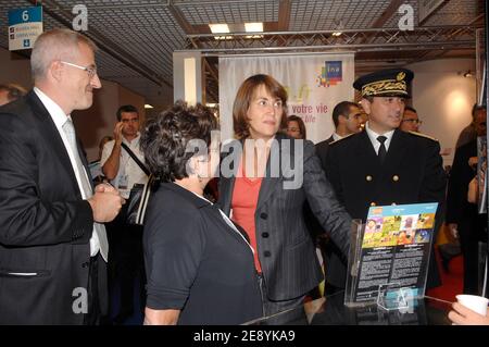 La ministre française de la culture, Christine Albanel, visite le 23e MIPCOM 2007 (marché international du film et des programmes pour la télévision, la vidéo, le câble et le satellite) à Cannes, en France, le 8 octobre 2007. Photo de Giancarlo Gorassini/ABACAPRESS.COM Banque D'Images