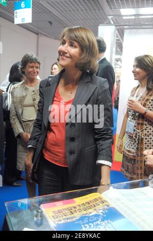 La ministre de la Culture, Christine Albanel, visite le 2007 octobre 8 à Cannes (France) le 23e MIPCOM 2007 (marché international du film et des programmes pour la télévision, la vidéo, le câble et le satellite). Photo de Giancarlo Gorassini/ABACAPRESS.COM Banque D'Images