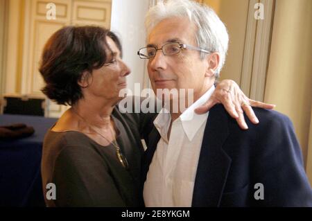 Albert Fert, lauréat du prix Nobel de France, et son épouse Marie-José lors d'une conférence de presse à Paris, France, le 9 octobre 2007. Fert et Peter Gruenberg, de l'Allemagne, ont remporté le prix Nobel de physique 2007 pour les découvertes permettant la miniaturisation des disques durs dans les dispositifs électroniques. Photo de Jules Motte/ABACAPRESS.COM Banque D'Images