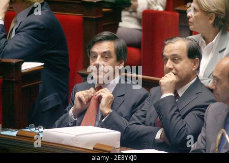 Le Premier ministre François Fillon et le Premier ministre pour les relations avec le Parlement Roger Karoutchi à l'Assemblée nationale à Paris, France, le 9 octobre 2007. Photo de Mousse/ABACAPRESS.COM Banque D'Images