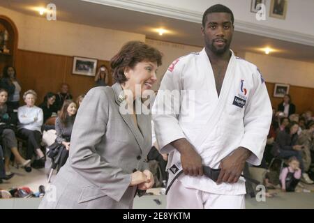 La ministre de la Santé et des Sports, Roselyne Bachelot, et la championne du monde française de Judo, Teddy Riner, assistent à une séance de formation avec 150 jeunes judokas au Lagardere Paris Racing à Paris, en France, le 10 octobre 2007. Jeunes judokas entraînés par Teddy Riner, champion du monde de Judo. Photo de Corentin Fohlen/ABACAPRESS.COM Banque D'Images