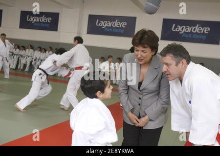 La ministre de la Santé et des Sports, Roselyne Bachelot, et l'ancien champion olympique Thierry Rey, Judo, assistent à une séance de formation avec 150 jeunes judokas au Lagardere Paris Racing à Paris, en France, le 10 octobre 2007. Jeunes judokas entraînés par Teddy Riner, champion du monde de Judo. Photo de Corentin Fohlen/ABACAPRESS.COM Banque D'Images