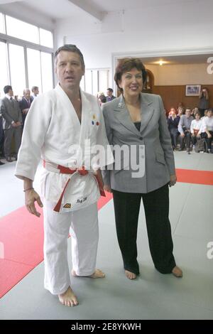 La ministre de la Santé et des Sports, Roselyne Bachelot, et l'ancien champion olympique Thierry Rey, Judo, assistent à une séance de formation avec 150 jeunes judokas au Lagardere Paris Racing à Paris, en France, le 10 octobre 2007. Jeunes judokas entraînés par Teddy Riner, champion du monde de Judo. Photo de Corentin Fohlen/ABACAPRESS.COM Banque D'Images