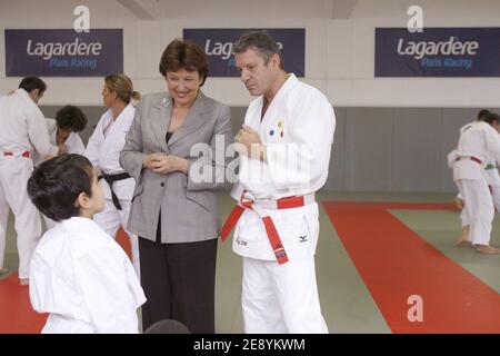 La ministre de la Santé et des Sports, Roselyne Bachelot, et l'ancien champion olympique Thierry Rey, Judo, assistent à une séance de formation avec 150 jeunes judokas au Lagardere Paris Racing à Paris, en France, le 10 octobre 2007. Jeunes judokas entraînés par Teddy Riner, champion du monde de Judo. Photo de Corentin Fohlen/ABACAPRESS.COM Banque D'Images