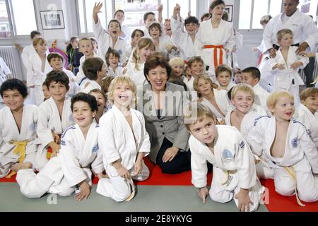 La ministre de la Santé et des Sports, Roselyne Bachelot, pose avec 150 jeunes judokas qui sont formés par le champion français de Judo Teddy Riner au Lagardere Paris Racing à Paris, France, le 10 octobre 2007. Photo de Corentin Fohlen/ABACAPRESS.COM Banque D'Images