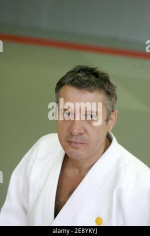 Judo l'ancien champion olympique Thierry Rey assiste à une séance de formation avec 150 jeunes judokas au Lagardere Paris Racing à Paris, France, le 10 octobre 2007. Jeunes judokas entraînés par Teddy Riner, champion du monde de Judo. Photo de Corentin Fohlen/ABACAPRESS.COM Banque D'Images