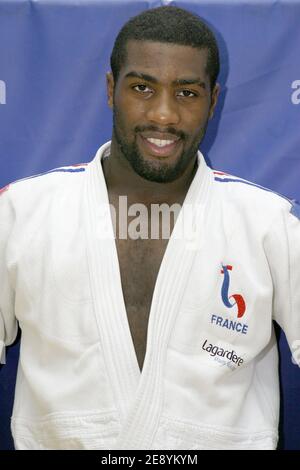 Teddy Riner, champion du monde français de judo, participe à une séance de formation avec 150 jeunes judokas au Lagardere Paris Racing à Paris, France, le 10 octobre 2007 . Photo de Corentin Fohlen/ABACAPRESS.COM Banque D'Images