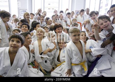 La ministre de la Santé et des Sports, Roselyne Bachelot, pose avec 150 jeunes judokas qui sont formés par le champion français de Judo Teddy Riner au Lagardere Paris Racing à Paris, France, le 10 octobre 2007. Photo de Corentin Fohlen/ABACAPRESS.COM Banque D'Images