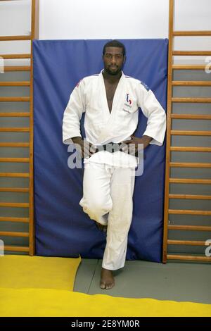 Teddy Riner, champion du monde français de judo, participe à une séance de formation avec 150 jeunes judokas au Lagardere Paris Racing à Paris, France, le 10 octobre 2007 . Photo de Corentin Fohlen/ABACAPRESS.COM Banque D'Images