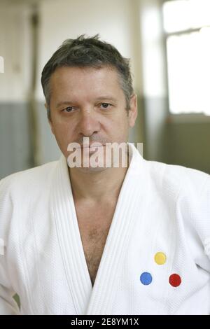 Judo l'ancien champion olympique Thierry Rey assiste à une séance de formation avec 150 jeunes judokas au Lagardere Paris Racing à Paris, France, le 10 octobre 2007. Jeunes judokas entraînés par Teddy Riner, champion du monde de Judo. Photo de Corentin Fohlen/ABACAPRESS.COM Banque D'Images