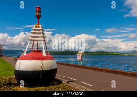 Bouy sur l'esplanade de Greenock en regardant de l'autre côté du Firth De Clyde vers les collines d'Argyle Banque D'Images