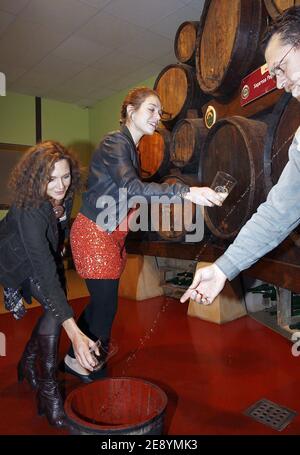 Actrices Valeria Cavalli et Emilie Dequenne lors d'une dégustation de cidre dans une grotte de Saint Jean de Luz, France, le 12 octobre 2007. Photo de Patrick Bernard/ABACAPRESS.COM Banque D'Images