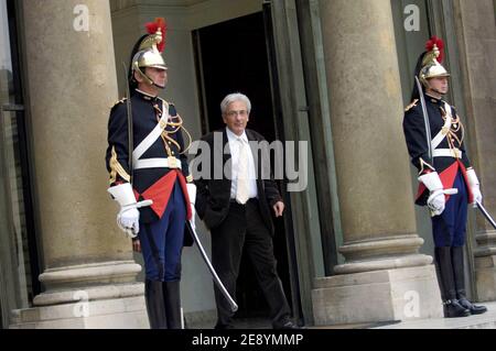 Le prix Nobel Albert Fert quitte l'Elysée après sa rencontre avec le président français Nicolas Sarkozy à Paris, en France, le 12 octobre 2007. Fert et Peter Gruenberg, de l'Allemagne, ont remporté le prix Nobel de physique 2007 pour leurs découvertes permettant la miniaturisation des disques durs dans les dispositifs électroniques. Photo de Jules Motte/ABACAPRESS.COM Banque D'Images