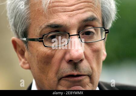 Le prix Nobel Albert Fert quitte l'Elysée après sa rencontre avec le président français Nicolas Sarkozy à Paris, en France, le 12 octobre 2007. Fert et Peter Gruenberg, de l'Allemagne, ont remporté le prix Nobel de physique 2007 pour leurs découvertes permettant la miniaturisation des disques durs dans les dispositifs électroniques. Photo de Jules Motte/ABACAPRESS.COM Banque D'Images