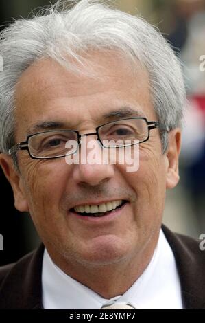 Le prix Nobel Albert Fert quitte l'Elysée après sa rencontre avec le président français Nicolas Sarkozy à Paris, en France, le 12 octobre 2007. Fert et Peter Gruenberg, de l'Allemagne, ont remporté le prix Nobel de physique 2007 pour leurs découvertes permettant la miniaturisation des disques durs dans les dispositifs électroniques. Photo de Jules Motte/ABACAPRESS.COM Banque D'Images