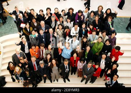 Aude Zieseniss de Thuin, fondatrice et directrice générale du Forum des femmes (C en bleu), est entourée par la délégation chinoise et les participants le 12 octobre 2007, lors de la deuxième journée du Forum des femmes pour l'économie et la société, au centre des congrès de Deauville, en Normandie, en France. Photo de Thierry Orban/ABACAPRESS.COM Banque D'Images