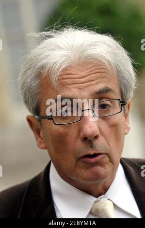 Le prix Nobel Albert Fert quitte l'Elysée après sa rencontre avec le président français Nicolas Sarkozy à Paris, en France, le 12 octobre 2007. Fert et Peter Gruenberg, de l'Allemagne, ont remporté le prix Nobel de physique 2007 pour leurs découvertes permettant la miniaturisation des disques durs dans les dispositifs électroniques. Photo de Jules Motte/ABACAPRESS.COM Banque D'Images