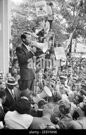 Le procureur général des États-Unis Robert Kennedy s'est exprimé devant une foule d'Afro-Américains et de blancs à travers une mégaphone devant le ministère de la Justice Washington, D.C., États-Unis, Warren K. Leffler, 14 juin 1963 Banque D'Images