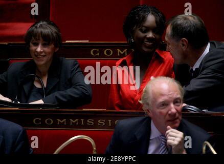 La ministre junior des Affaires urbaines, Fadela Amara, la ministre junior française des droits de l'Homme, Rama Yade, et la ministre de l'Immigration, Brice Hortefeux, à l'Assemblée nationale à Paris, en France, le 16 octobre 2007. Photo de Mousse/ABACAPRESS.COM Banque D'Images