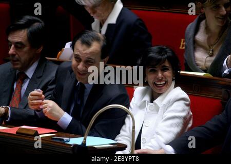 Le Premier ministre François Fillon, Premier ministre pour les relations avec le Parlement Roger Karoutchi, le ministre de la Justice Rachida Dati à l'Assemblée nationale à Paris, en France, le 16 octobre 2007. Photo de Mousse/ABACAPRESS.COM Banque D'Images