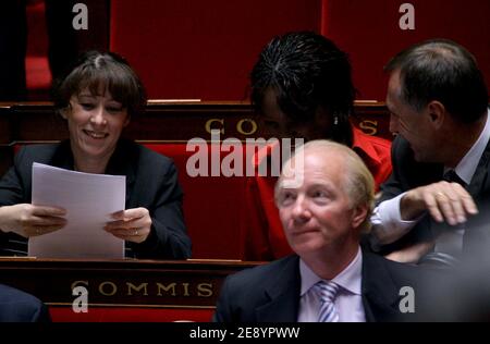 La ministre junior des Affaires urbaines, Fadela Amara, la ministre junior française des droits de l'Homme, Rama Yade, et la ministre de l'Immigration, Brice Hortefeux, à l'Assemblée nationale à Paris, en France, le 16 octobre 2007. Photo de Mousse/ABACAPRESS.COM Banque D'Images