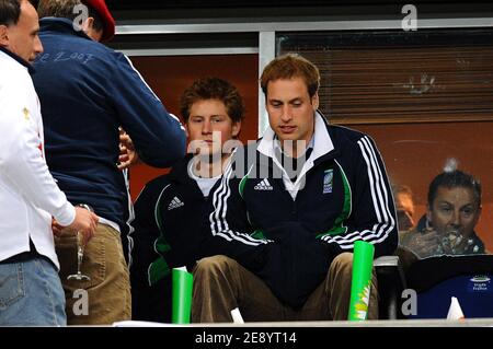 Le Prince Harry et le Prince William assistent à la finale de la coupe du monde de rugby 2007 de l'IRB, Angleterre contre Afrique du Sud, au Stade de France à Saint-Denis près de Paris, France, le 20 octobre 2007. Photo de Gouhier-Morton-Taamallah/Cameleon/ABACAPRESS.COM Banque D'Images