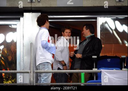 Le Prince Harry et son ami assistent à la finale de la coupe du monde de rugby 2007 de l'IRB, Angleterre contre Afrique du Sud, au Stade de France à Saint-Denis près de Paris, France, le 20 octobre 2007. Photo de Gouhier-Morton-Taamallah/Cameleon/ABACAPRESS.COM Banque D'Images