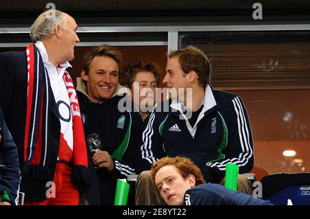 Le Prince Harry et le Prince William assistent à la finale de la coupe du monde de rugby 2007 de l'IRB, Angleterre contre Afrique du Sud, au Stade de France à Saint-Denis près de Paris, France, le 20 octobre 2007. Photo de Gouhier-Morton-Taamallah/Cameleon/ABACAPRESS.COM Banque D'Images