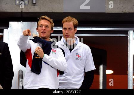 Le Prince Harry et son ami assistent à la finale de la coupe du monde de rugby 2007 de l'IRB, Angleterre contre Afrique du Sud, au Stade de France à Saint-Denis près de Paris, France, le 20 octobre 2007. Photo de Gouhier-Morton-Taamallah/Cameleon/ABACAPRESS.COM Banque D'Images