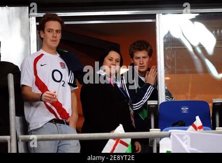 Le Prince Harry et son ami assistent à la finale de la coupe du monde de rugby 2007 de l'IRB, Angleterre contre Afrique du Sud, au Stade de France à Saint-Denis près de Paris, France, le 20 octobre 2007. Photo de Gouhier-Morton-Taamallah/Cameleon/ABACAPRESS.COM Banque D'Images